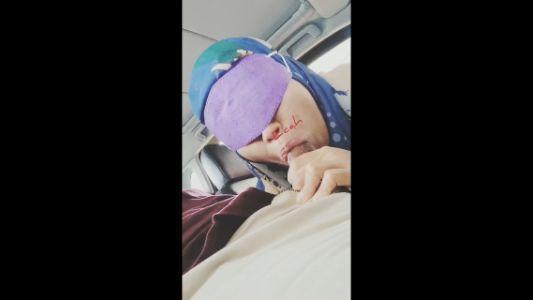 Nonton Bokep: Tante Biru Menyedot Kontol di Mobil