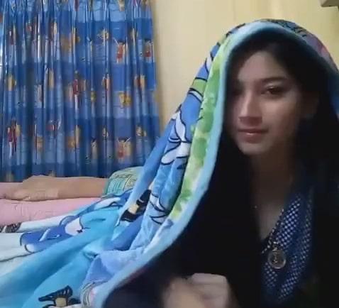 Nonton Bokep: Bokep Indo Cewe Cantik Buka BH di Depan Kamera