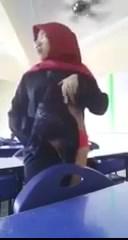 Nonton Bokep: Bokep Indo Cam Jilbab Merah Kacamata Pamer Tete Di Kelas