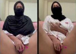 Nonton Bokep: Tante HijabGirl Tudung Hitam Coba Omek dengan Sex Toys Geter